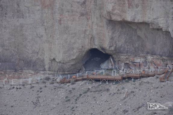 Plataforma de madeira construída para se poder admirar e estudar as pinturas rupestres da Cueva de Las Manos, no sul da patagônia, na Argentina